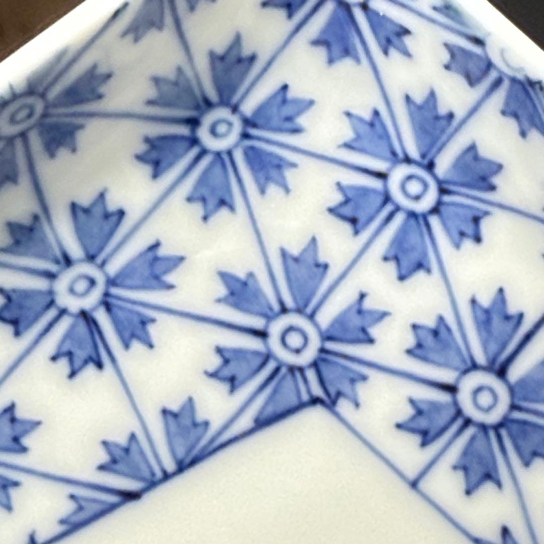 重要無形文化財指定　十三代　柿右衛門　「染錦　地紋垣菊画のし形皿」　五枚揃