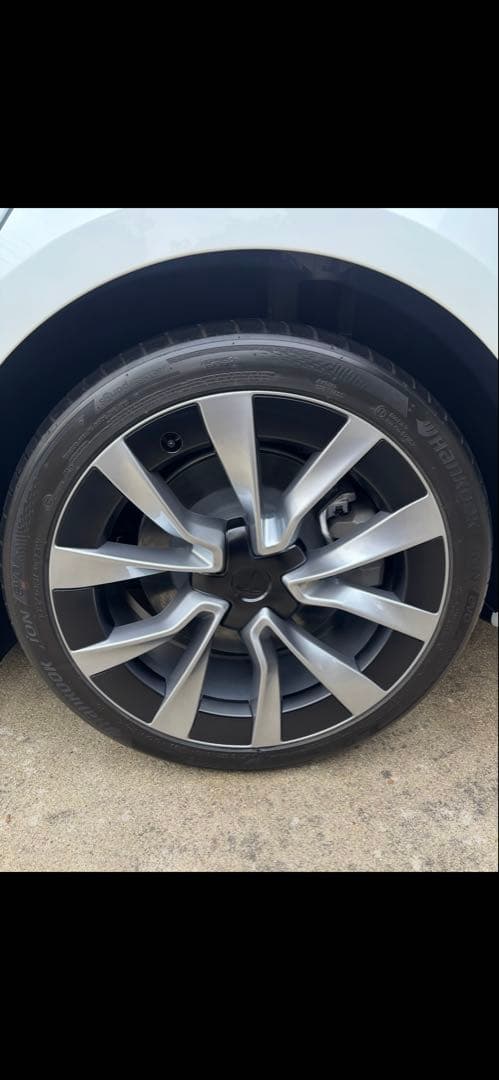 テスラ新型モデル3に付いていた物です。ホイール一本と半年使ったタイヤ3本も無料で