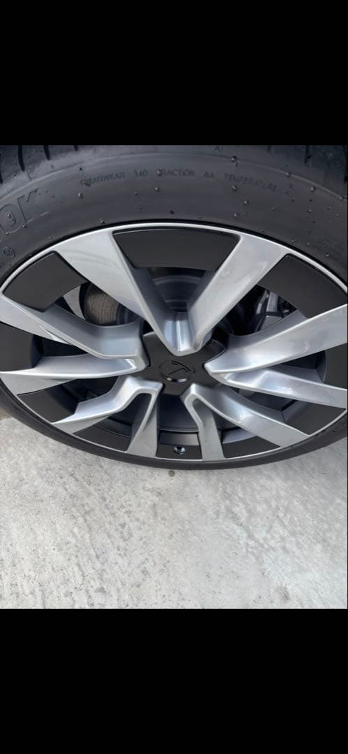 テスラ新型モデル3に付いていた物です。ホイール一本と半年使ったタイヤ3本も無料で