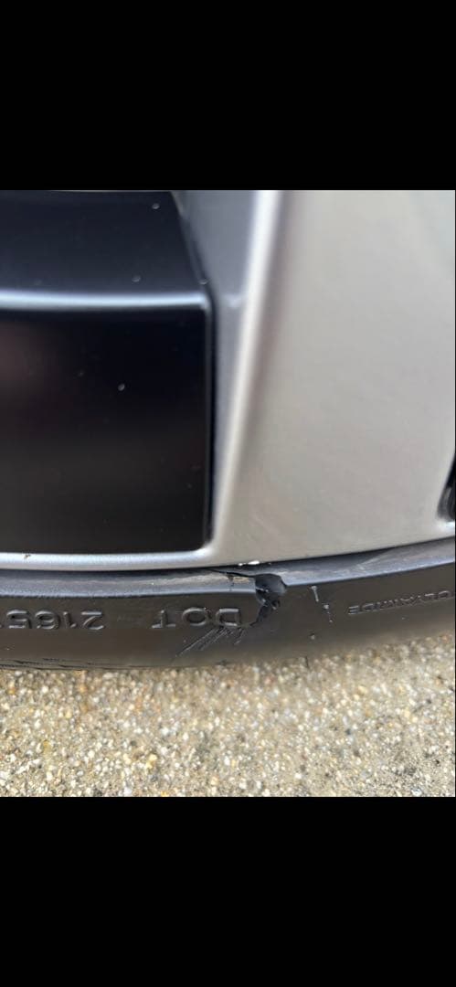 テスラ新型モデル3に付いていた物です。ホイール一本と半年使ったタイヤ3本も無料で