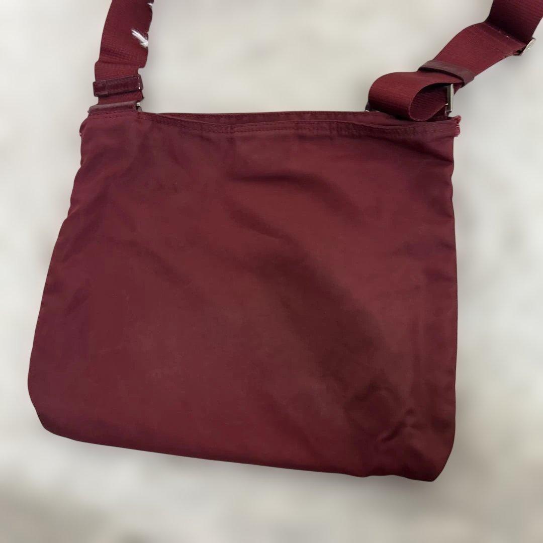 PRADA ショルダーバッグ サコッシュ 斜め掛け 三角プレート ナイロン 赤