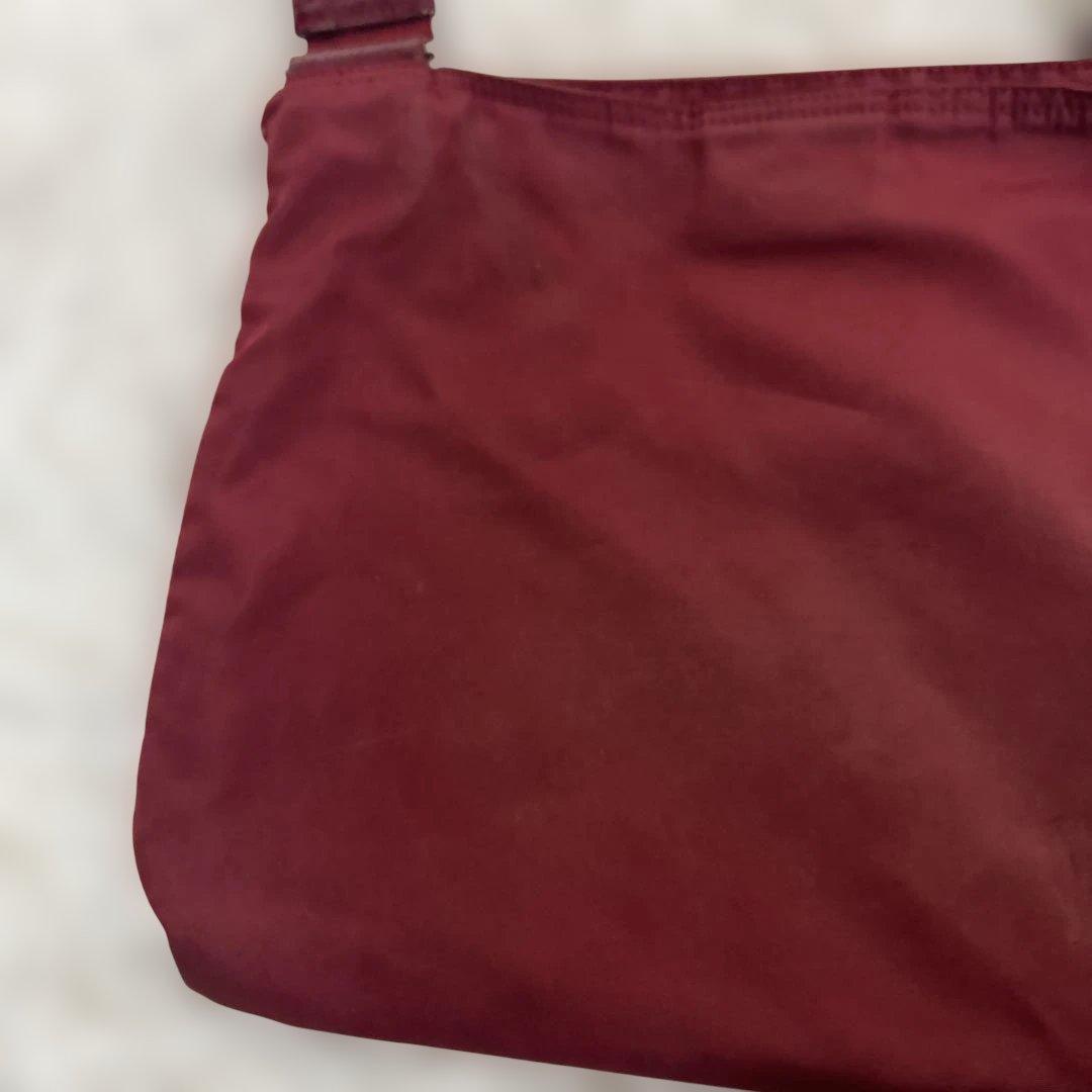 PRADA ショルダーバッグ サコッシュ 斜め掛け 三角プレート ナイロン 赤