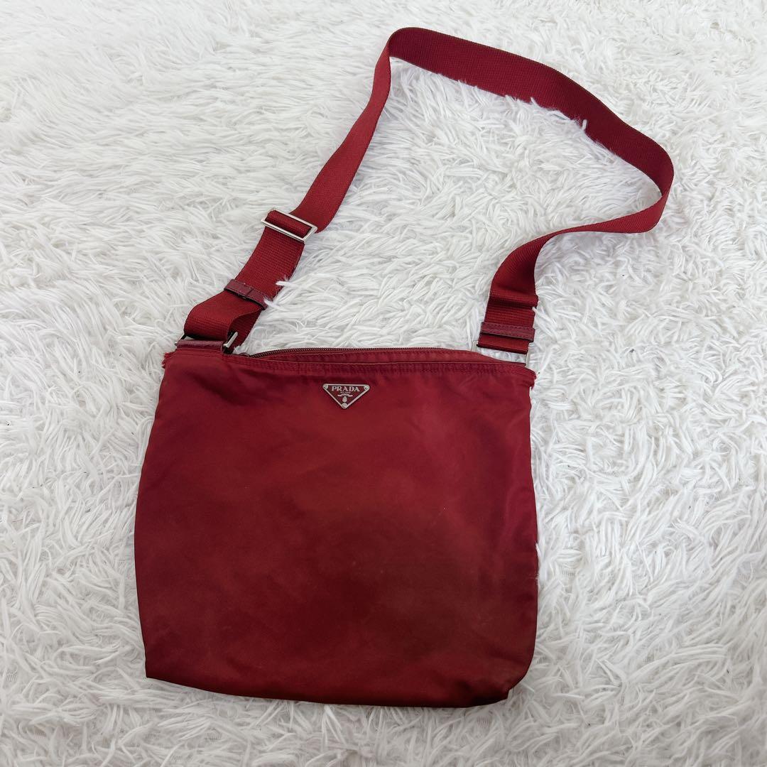PRADA ショルダーバッグ サコッシュ 斜め掛け 三角プレート ナイロン 赤