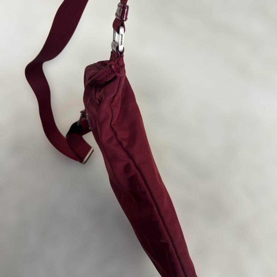 PRADA ショルダーバッグ サコッシュ 斜め掛け 三角プレート ナイロン 赤