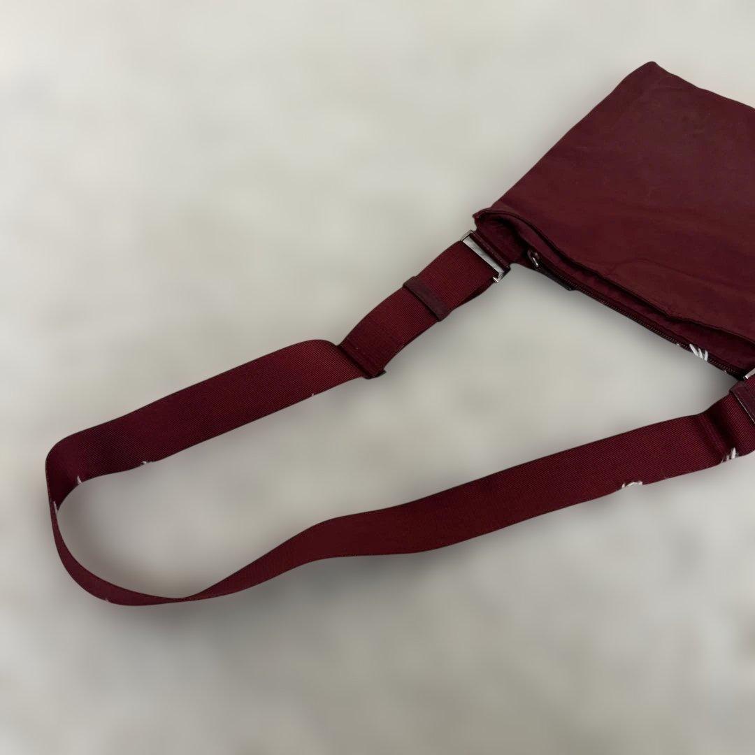 PRADA ショルダーバッグ サコッシュ 斜め掛け 三角プレート ナイロン 赤