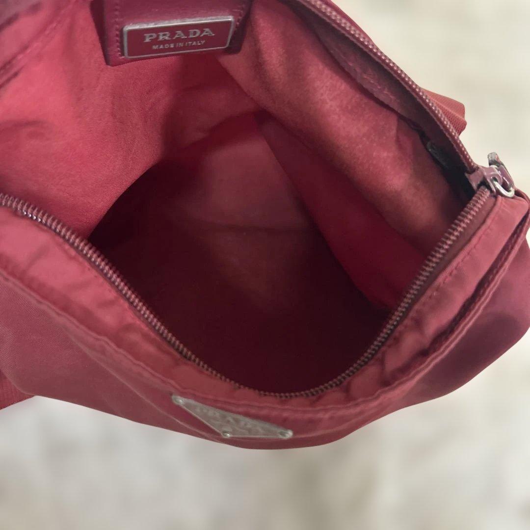 PRADA ショルダーバッグ サコッシュ 斜め掛け 三角プレート ナイロン 赤