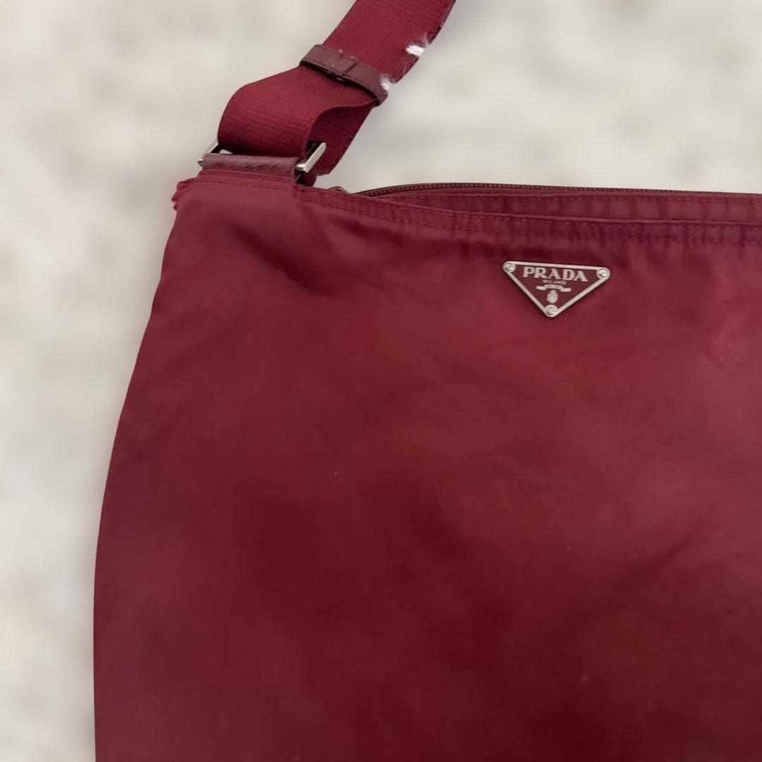 PRADA ショルダーバッグ サコッシュ 斜め掛け 三角プレート ナイロン 赤