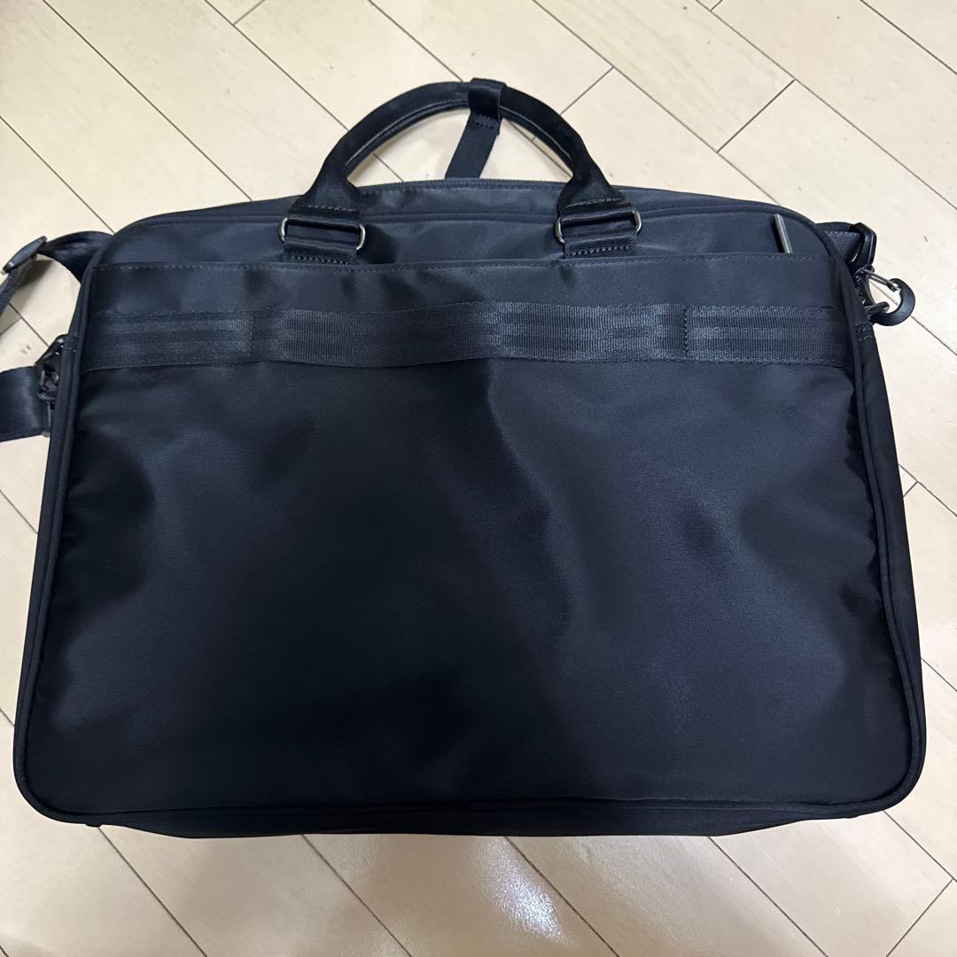 黒いナイロンビジネスバッグ
