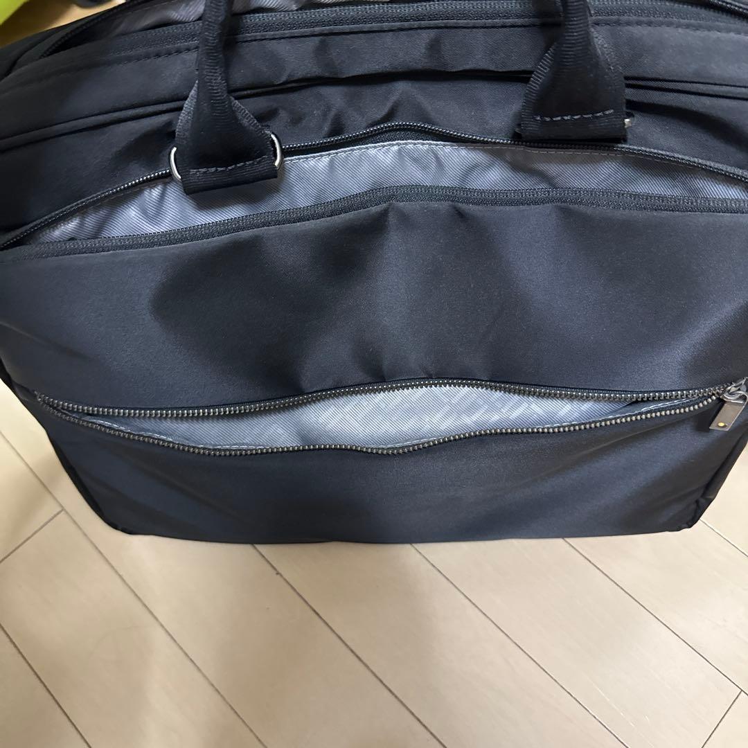 黒いナイロンビジネスバッグ