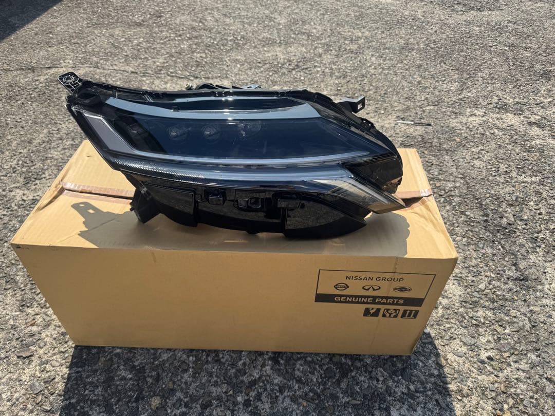 日産 ノート オーラ 純正 FE13 右ヘッドライト