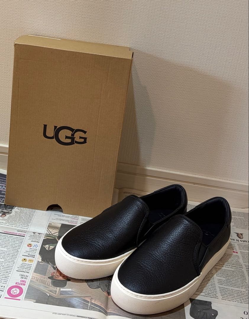 【UGG】24.5cm 黒 レザースリッポンスニーカー