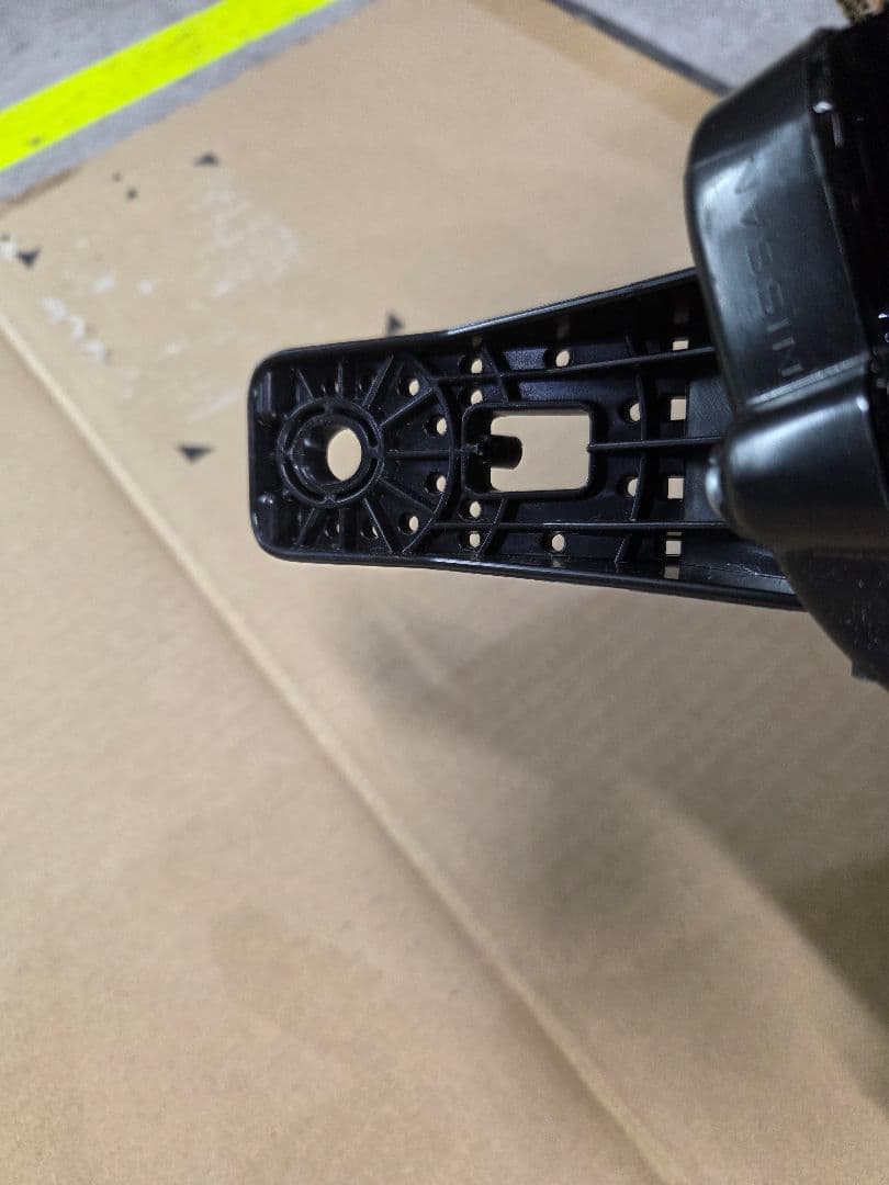 日産E13ノート左側ハウジングヘッドランプ