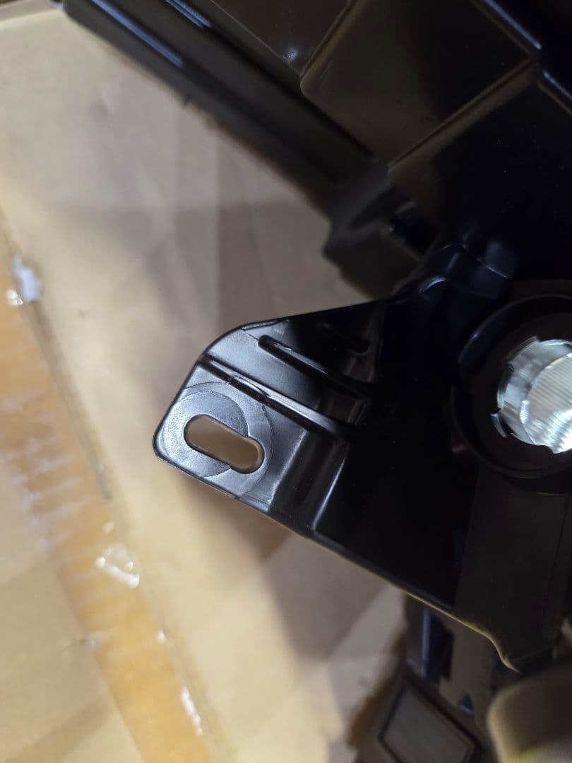 日産E13ノート左側ハウジングヘッドランプ