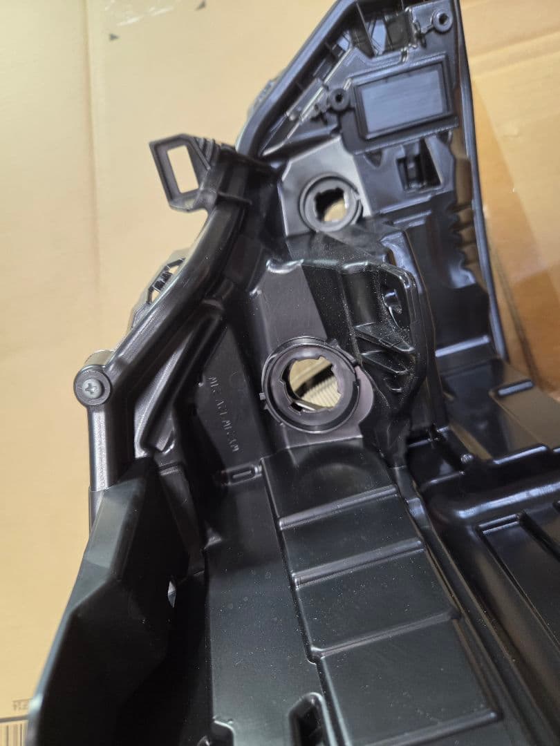 日産E13ノート左側ハウジングヘッドランプ