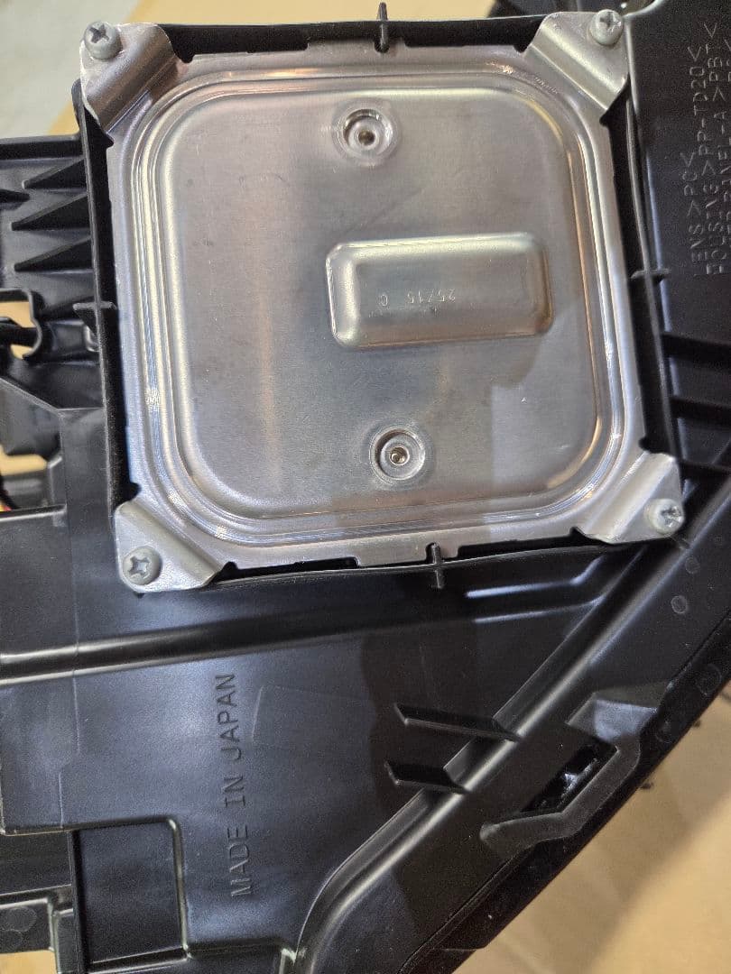 日産E13ノート左側ハウジングヘッドランプ