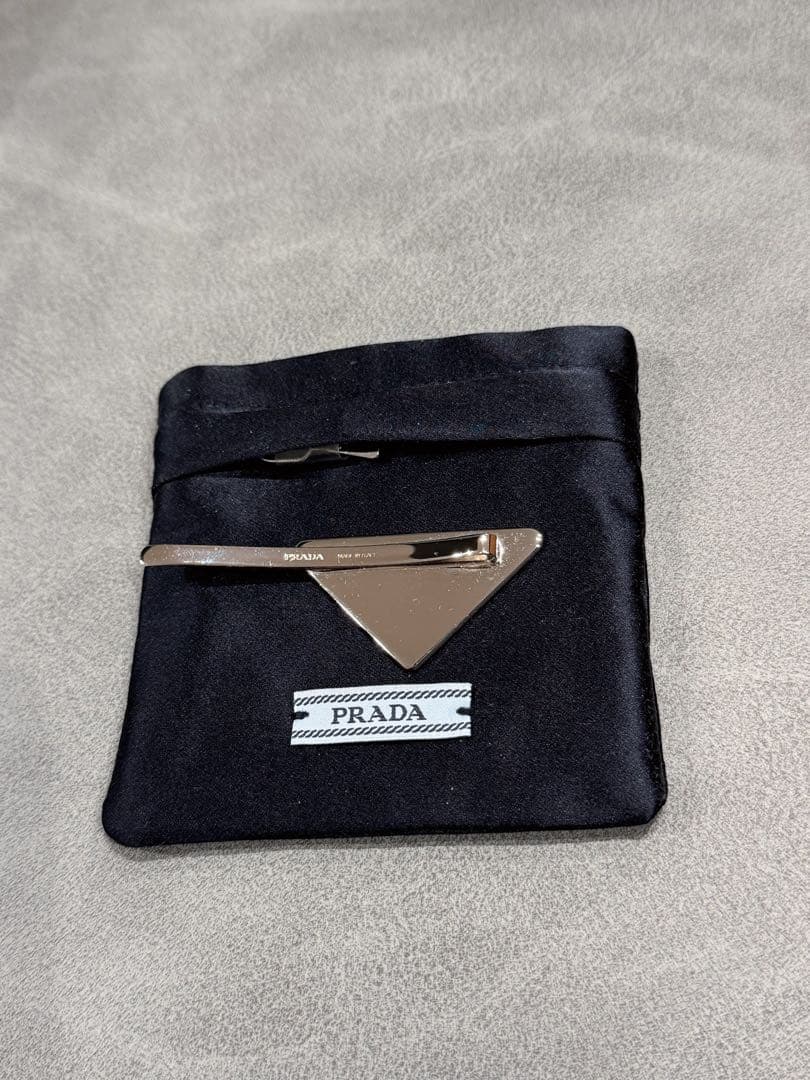 PRADA メタルヘアピン　1つ