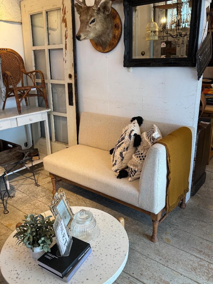 モデル展示未使用品 片肘ソファ ロクロ脚 CELINE 2人掛けソファ カロレ