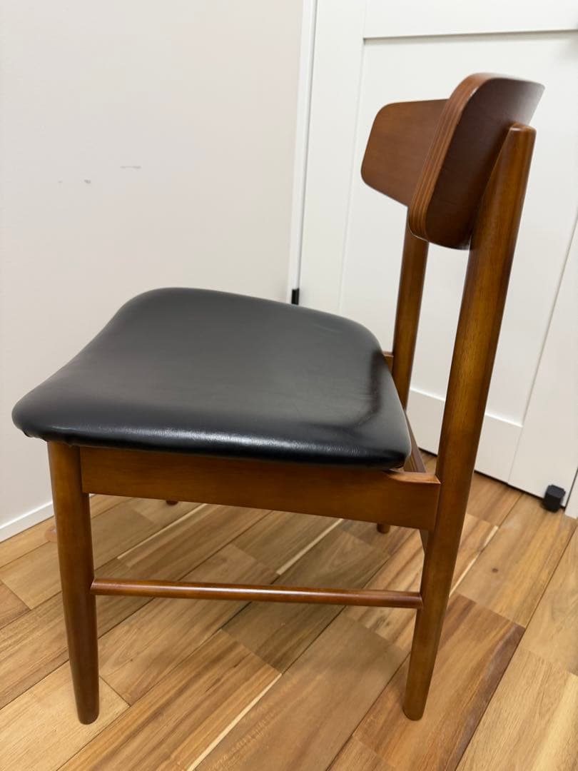 Ｅ【カリモク60】Tチェア ダイニングチェア スタンダードブラック